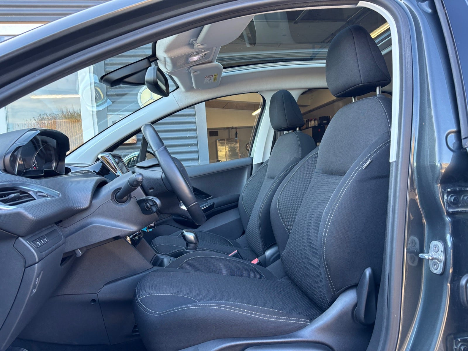 Grå Peugeot 208 fra 2017