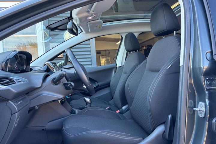 Grå Peugeot 208 fra 2017