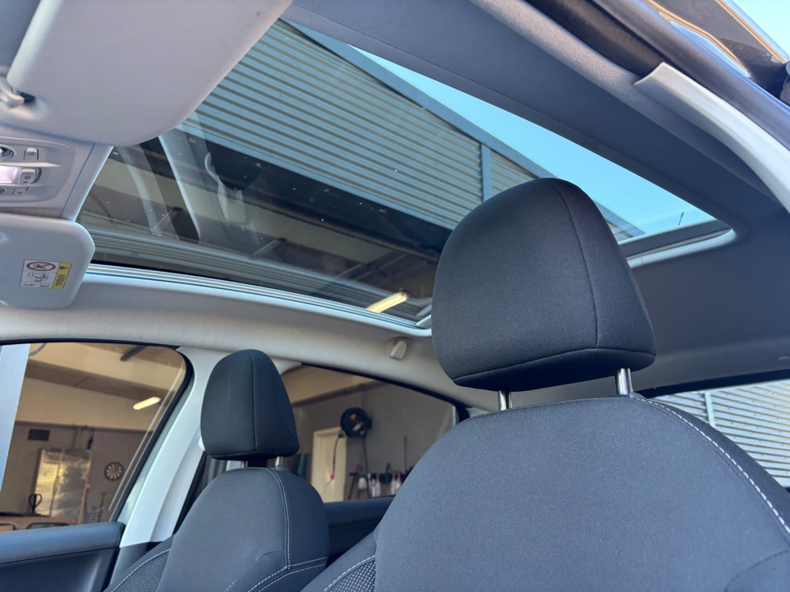 Grå Peugeot 208 fra 2017