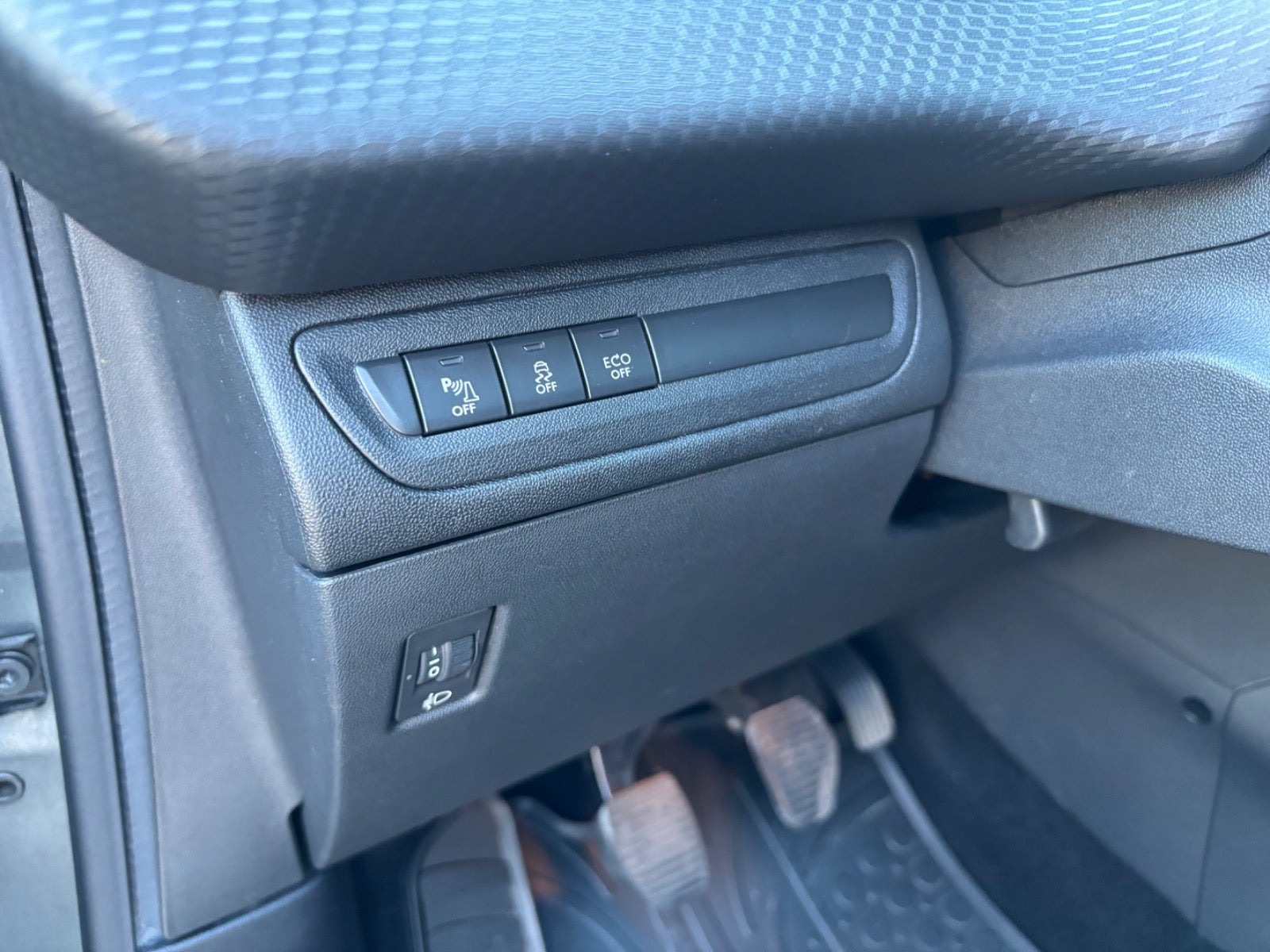 Grå Peugeot 208 fra 2017