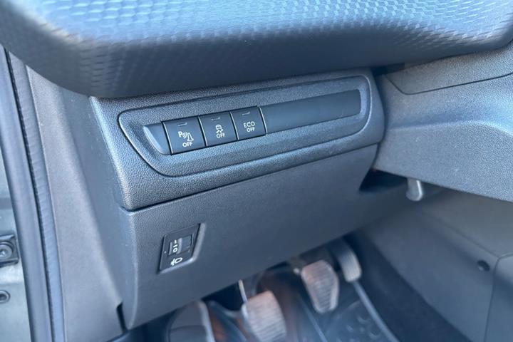 Grå Peugeot 208 fra 2017
