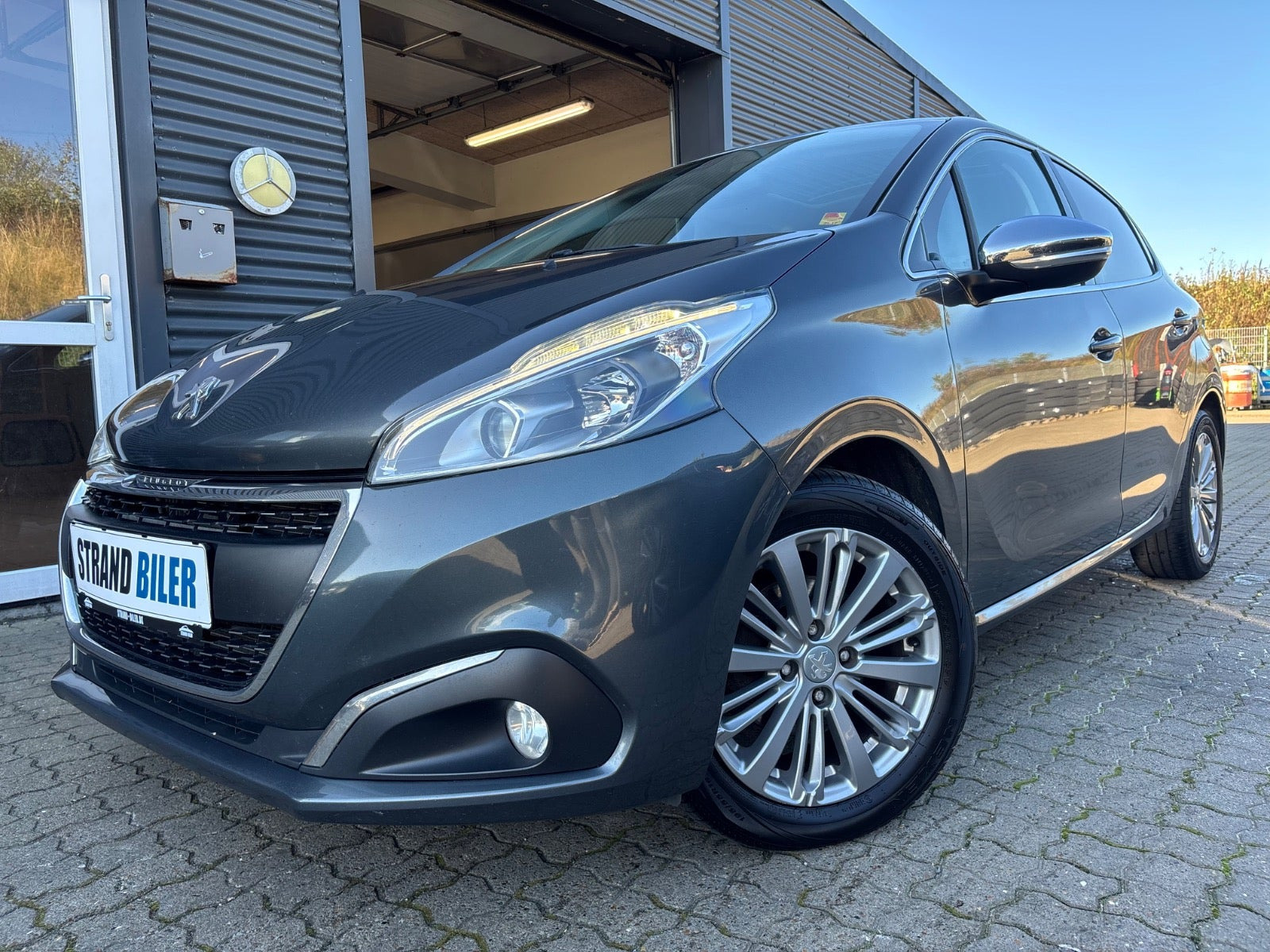 Grå Peugeot 208 fra 2017