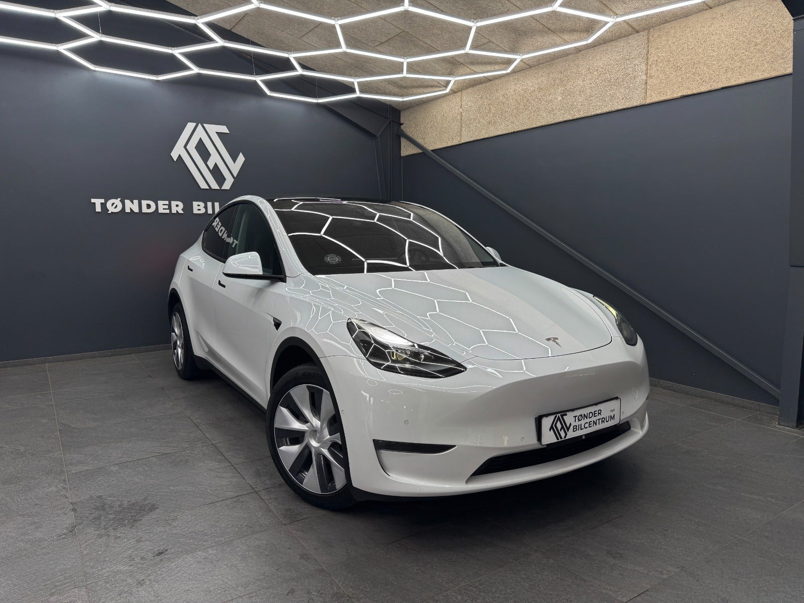 Hvid Tesla Model Y fra 2022
