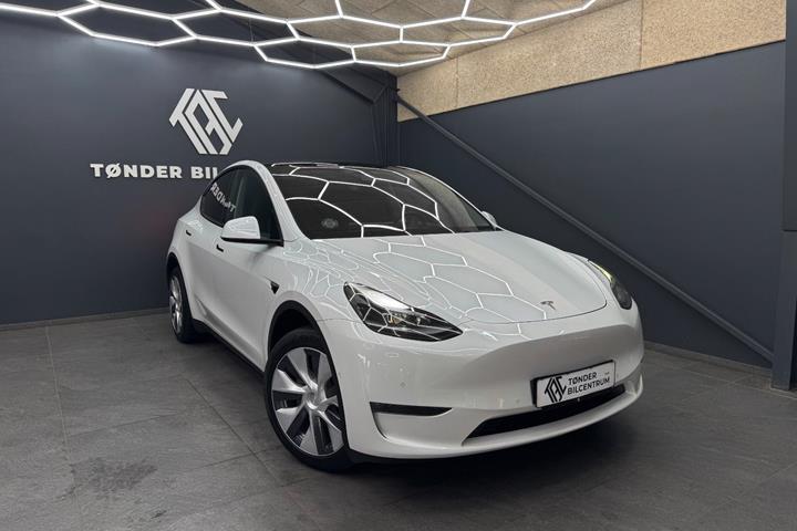 Hvid Tesla Model Y fra 2022