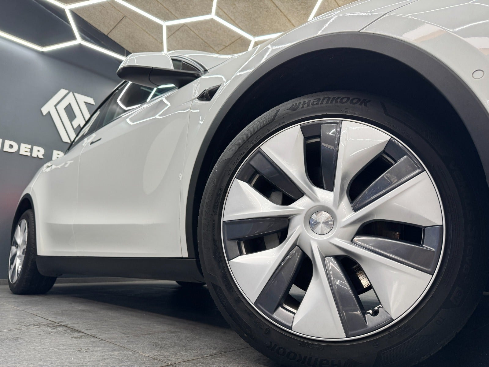 Hvid Tesla Model Y fra 2022