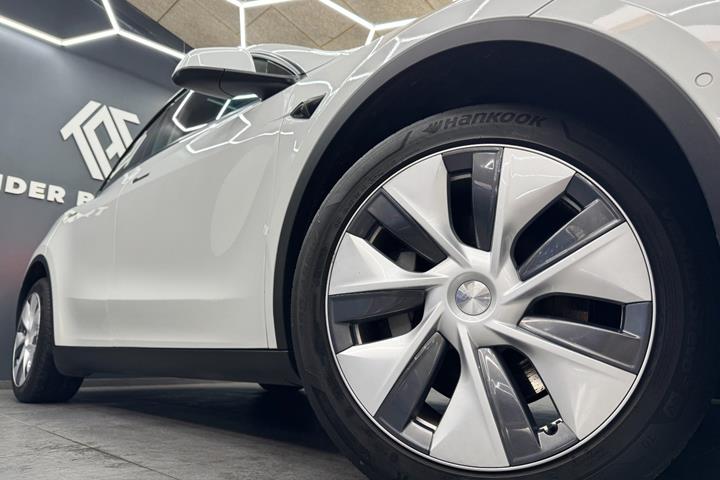 Hvid Tesla Model Y fra 2022