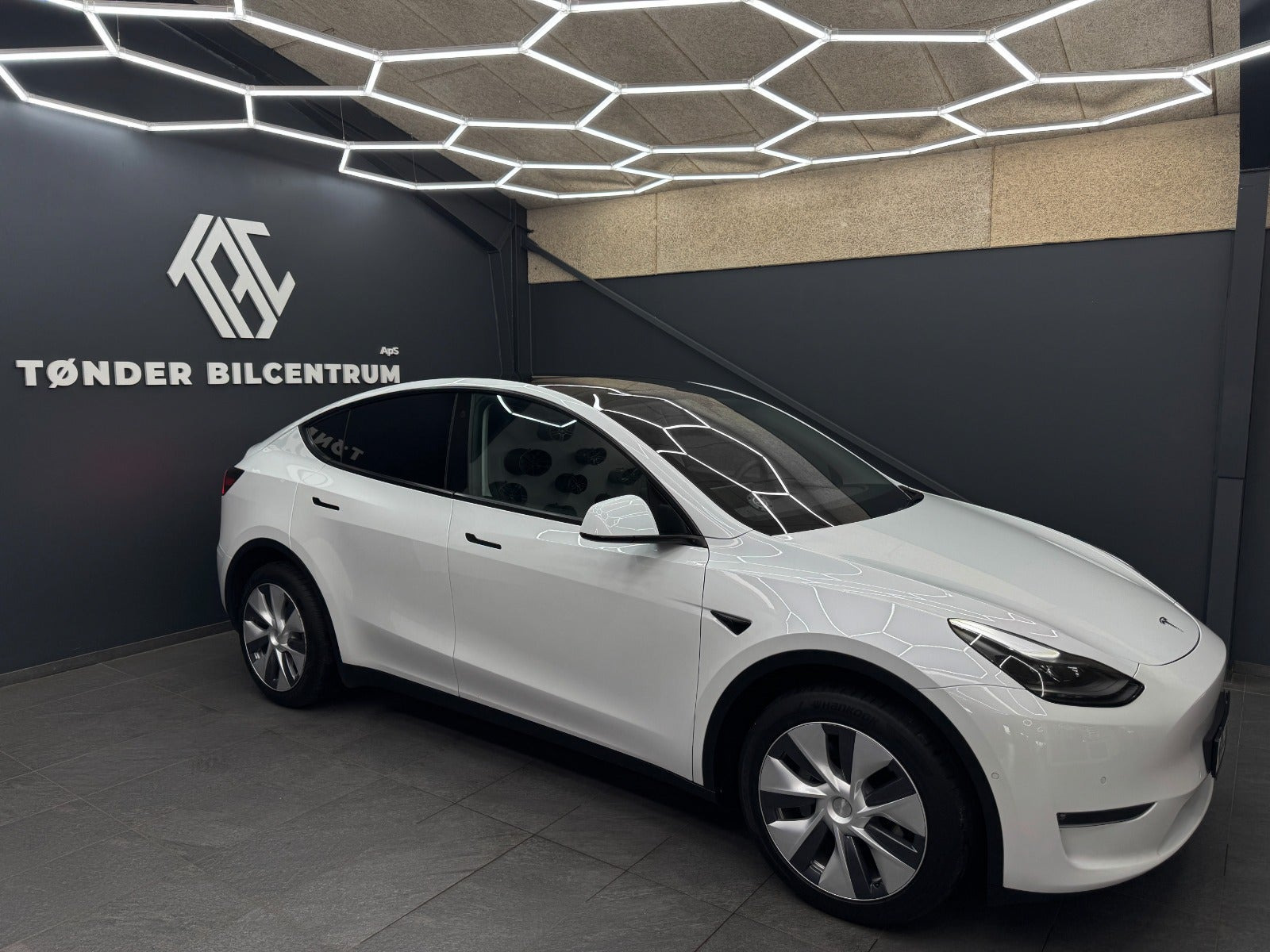 Hvid Tesla Model Y fra 2022