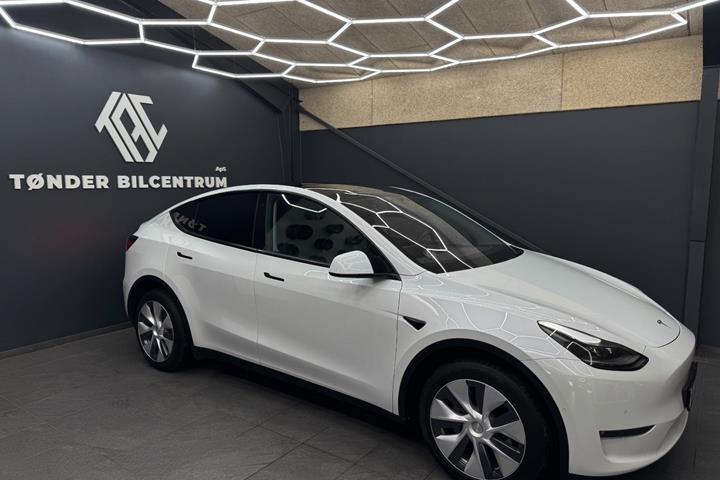 Hvid Tesla Model Y fra 2022