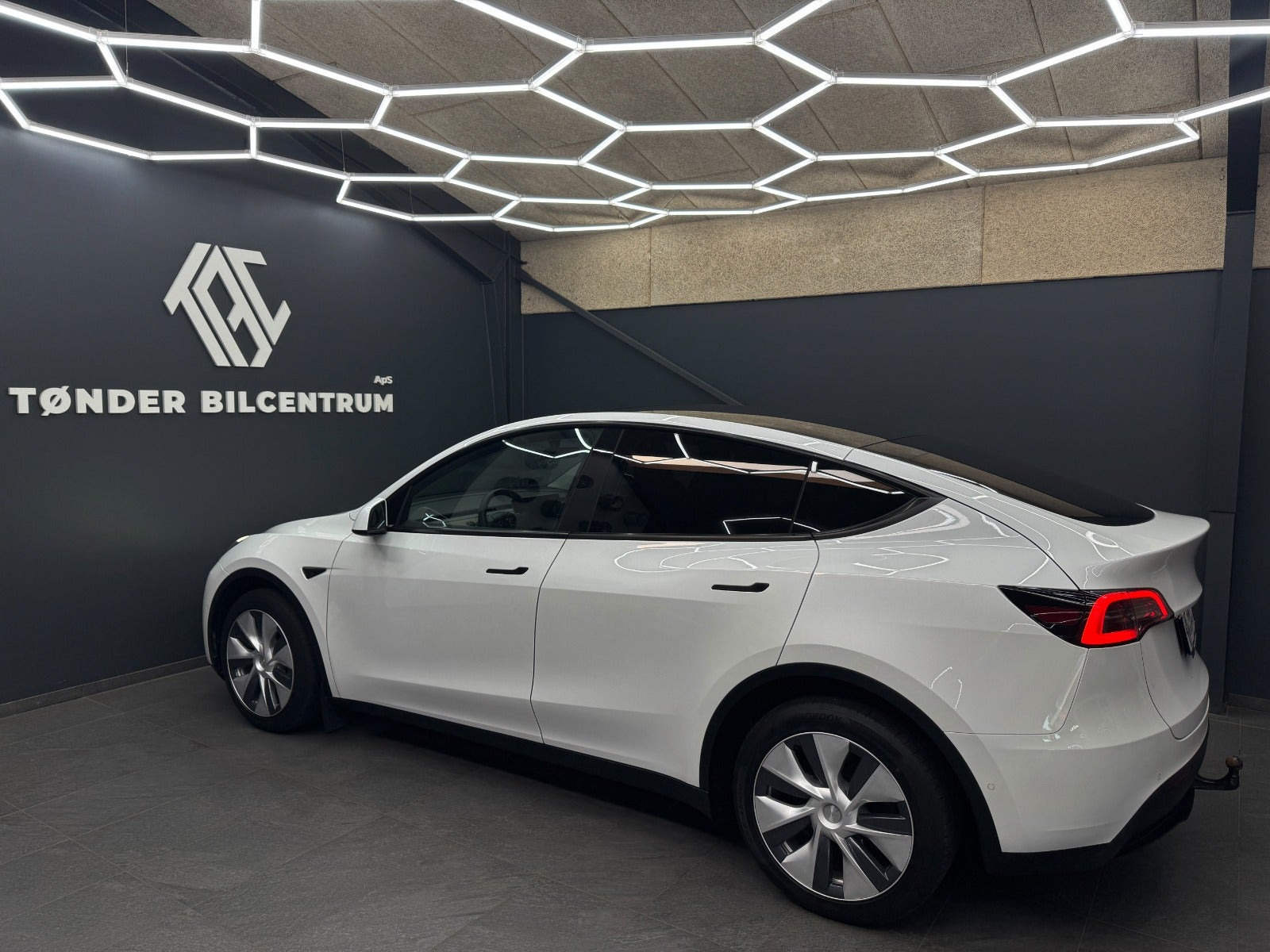 Hvid Tesla Model Y fra 2022