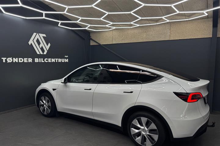 Hvid Tesla Model Y fra 2022