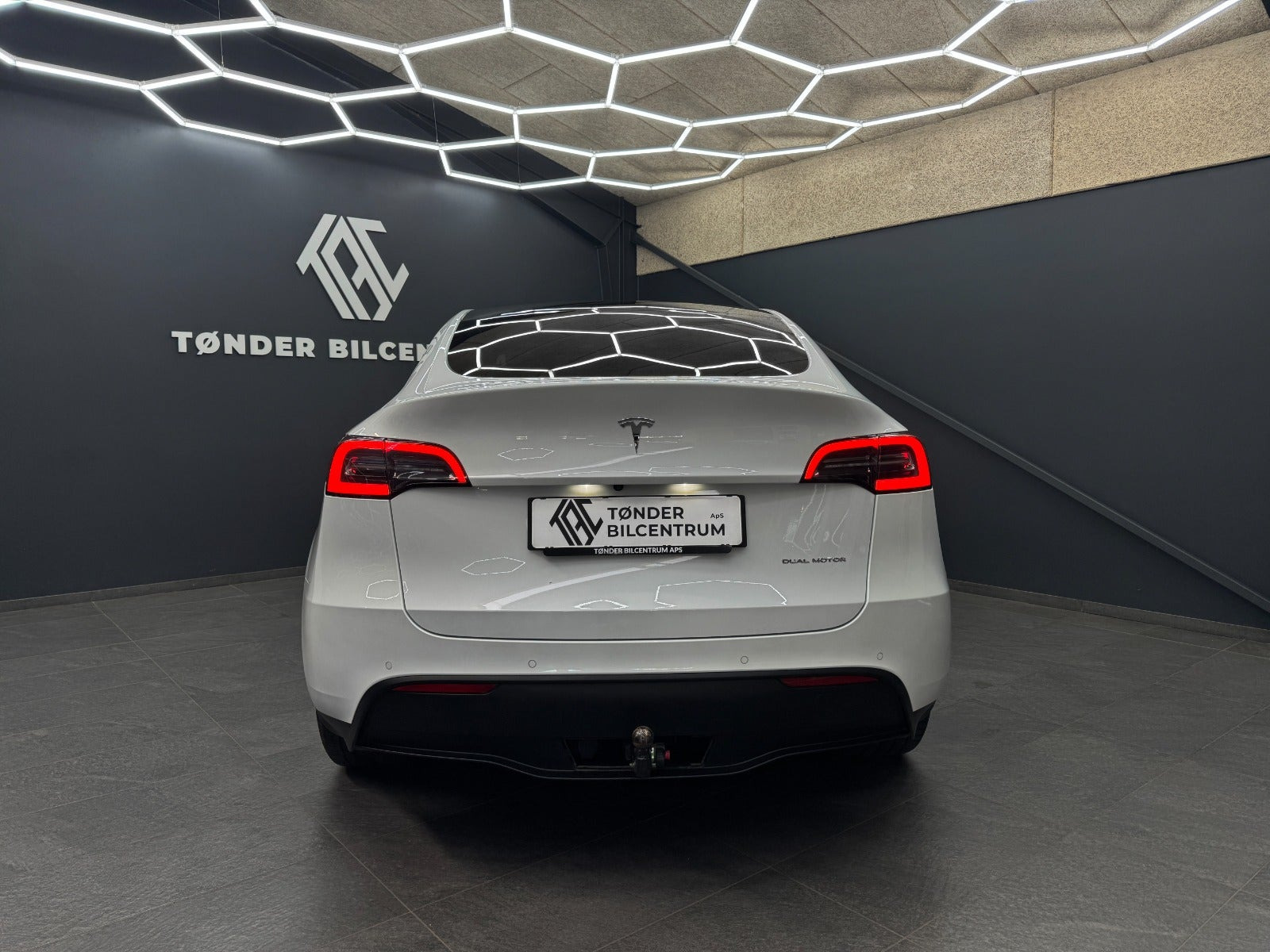 Hvid Tesla Model Y fra 2022