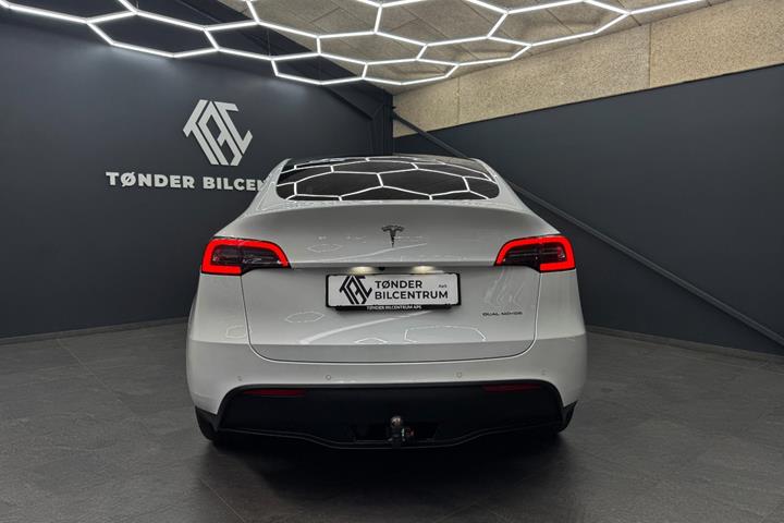 Hvid Tesla Model Y fra 2022