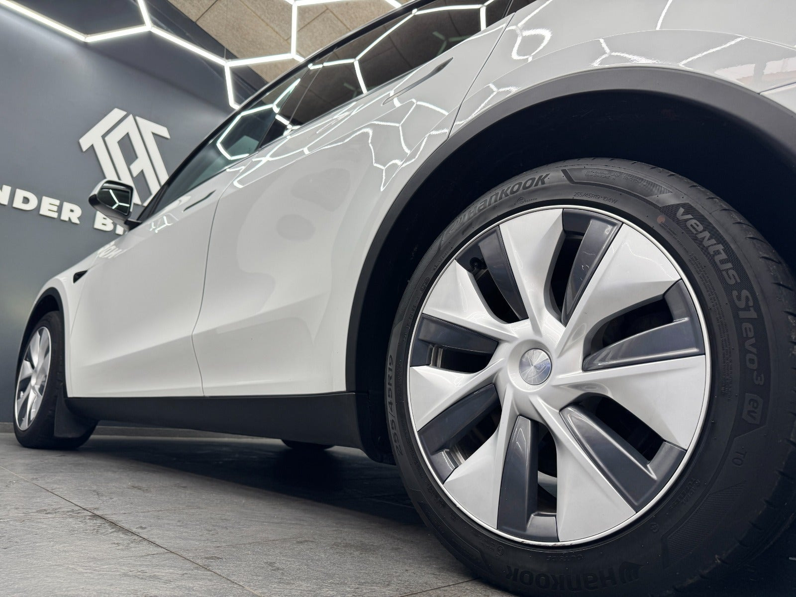 Hvid Tesla Model Y fra 2022