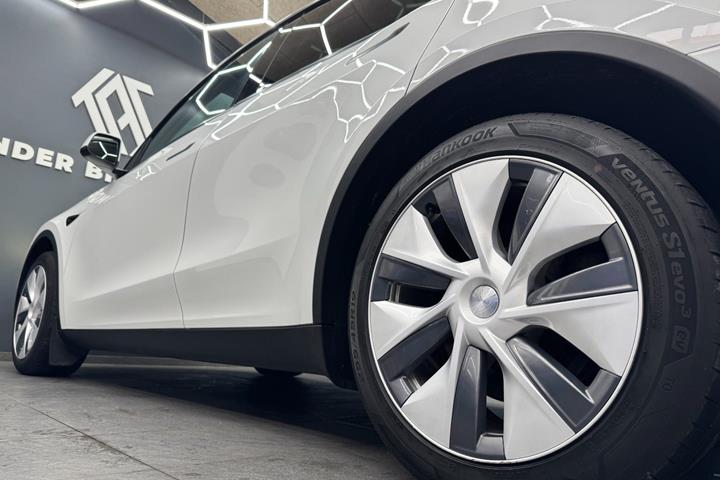 Hvid Tesla Model Y fra 2022