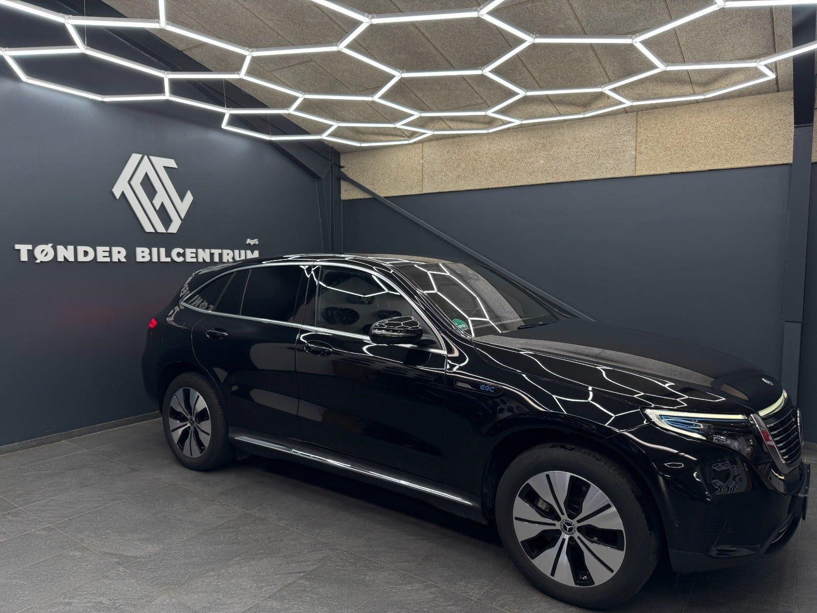 Sort Mercedes EQC400 fra 2023