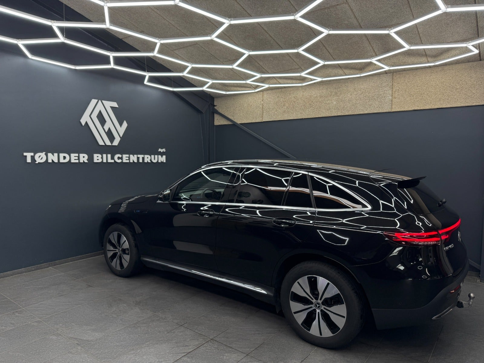 Sort Mercedes EQC400 fra 2023