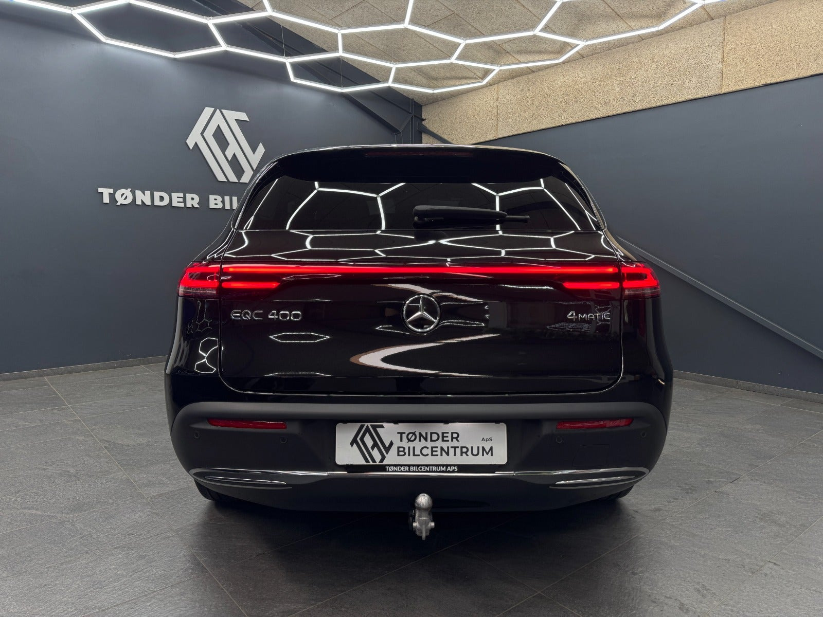 Sort Mercedes EQC400 fra 2023