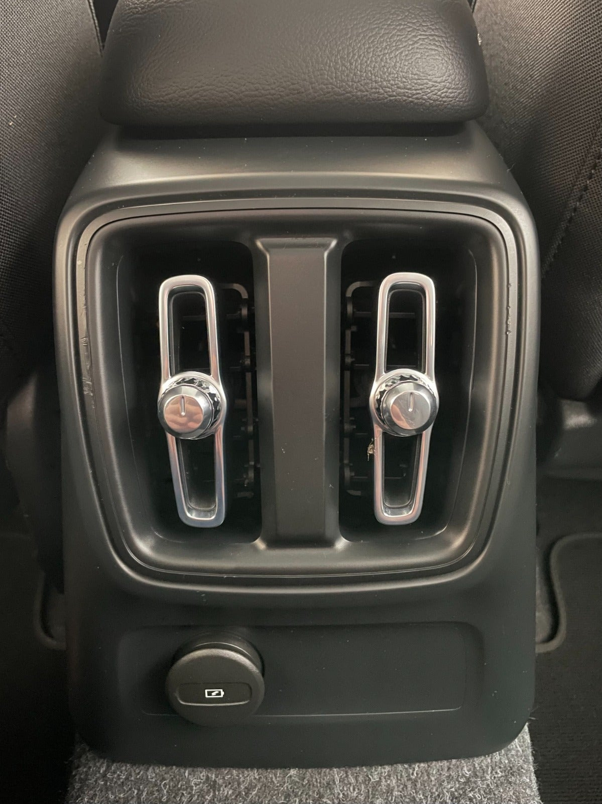 Sort Volvo XC40 fra 2022