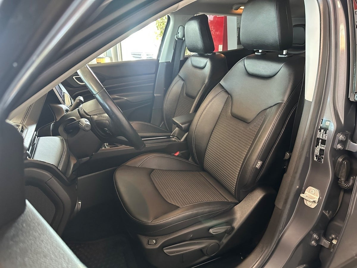 Grå Jeep Compass fra 2022