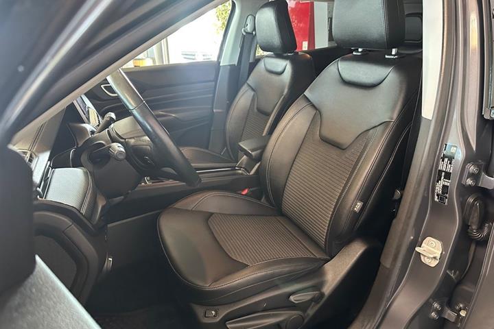 Grå Jeep Compass fra 2022