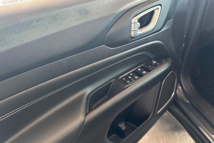 Grå Jeep Compass fra 2022