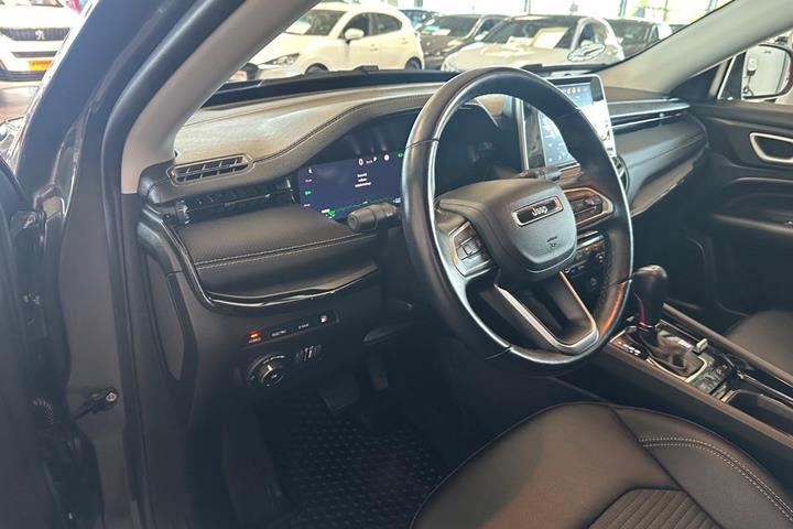 Grå Jeep Compass fra 2022