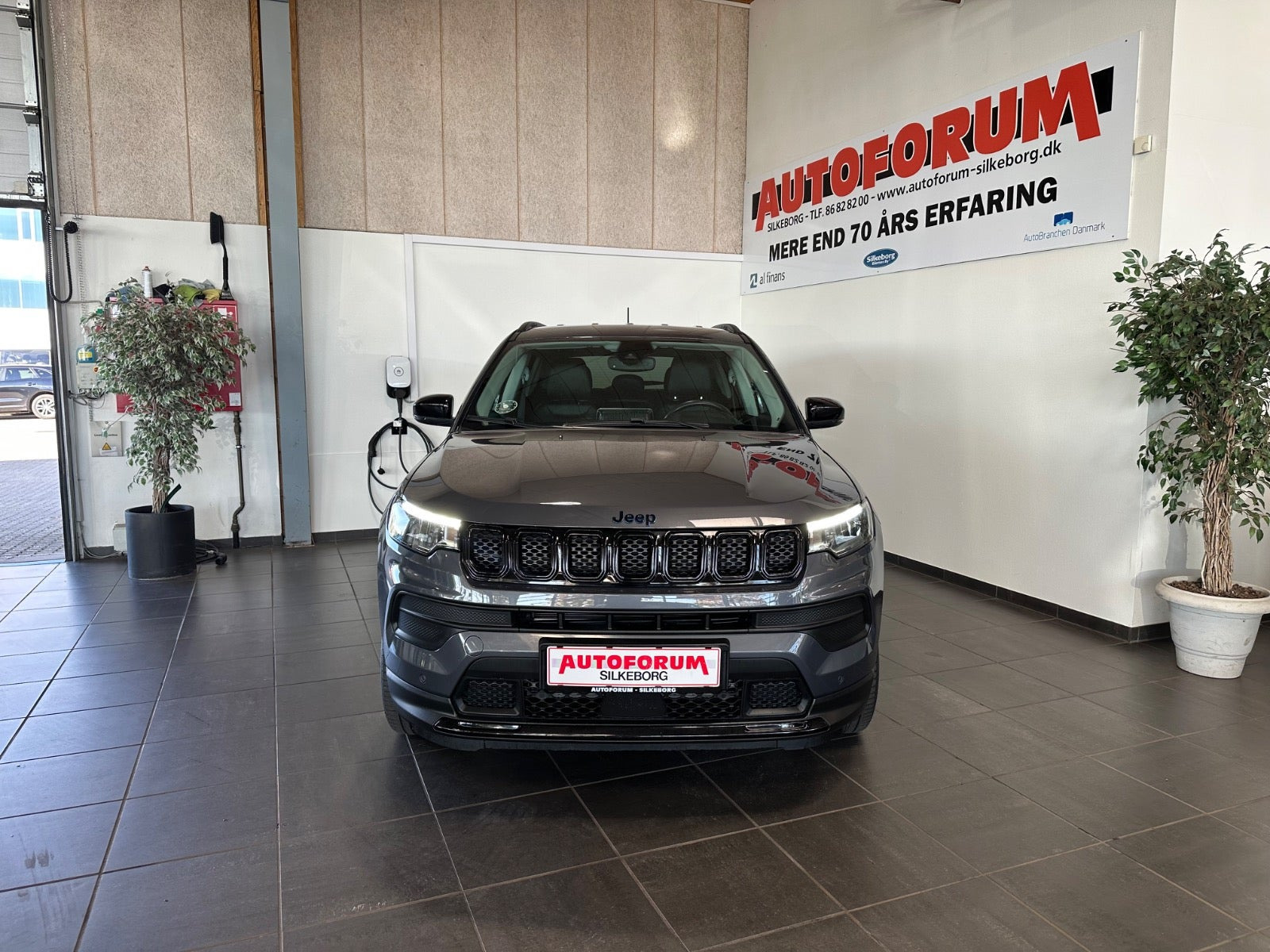 Grå Jeep Compass fra 2022
