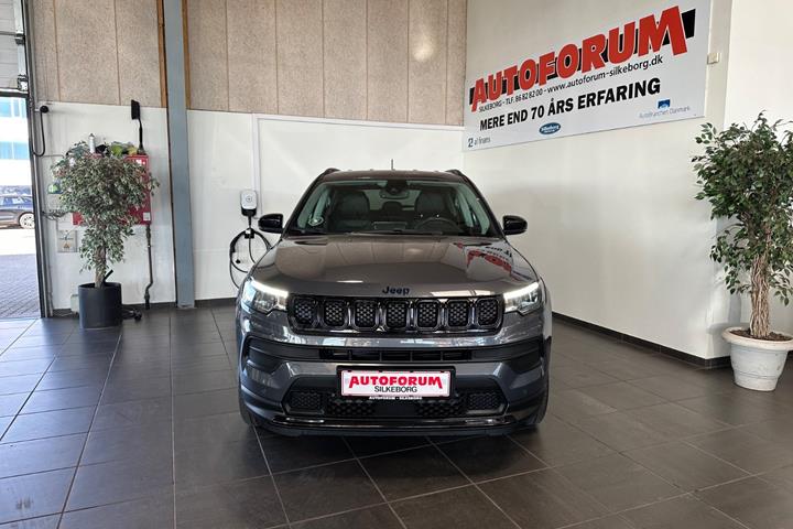 Grå Jeep Compass fra 2022