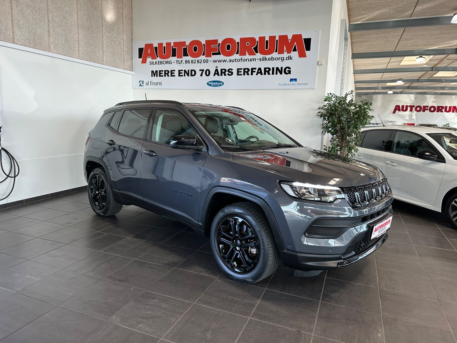 Grå Jeep Compass fra 2022