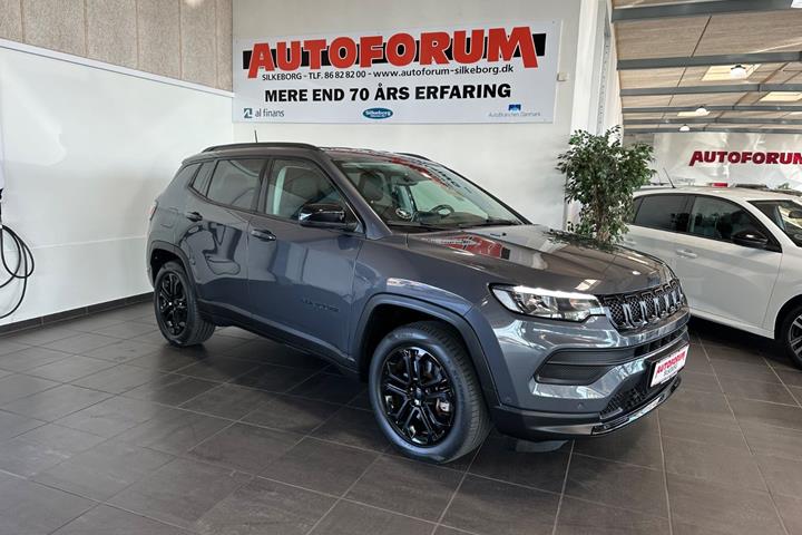 Grå Jeep Compass fra 2022