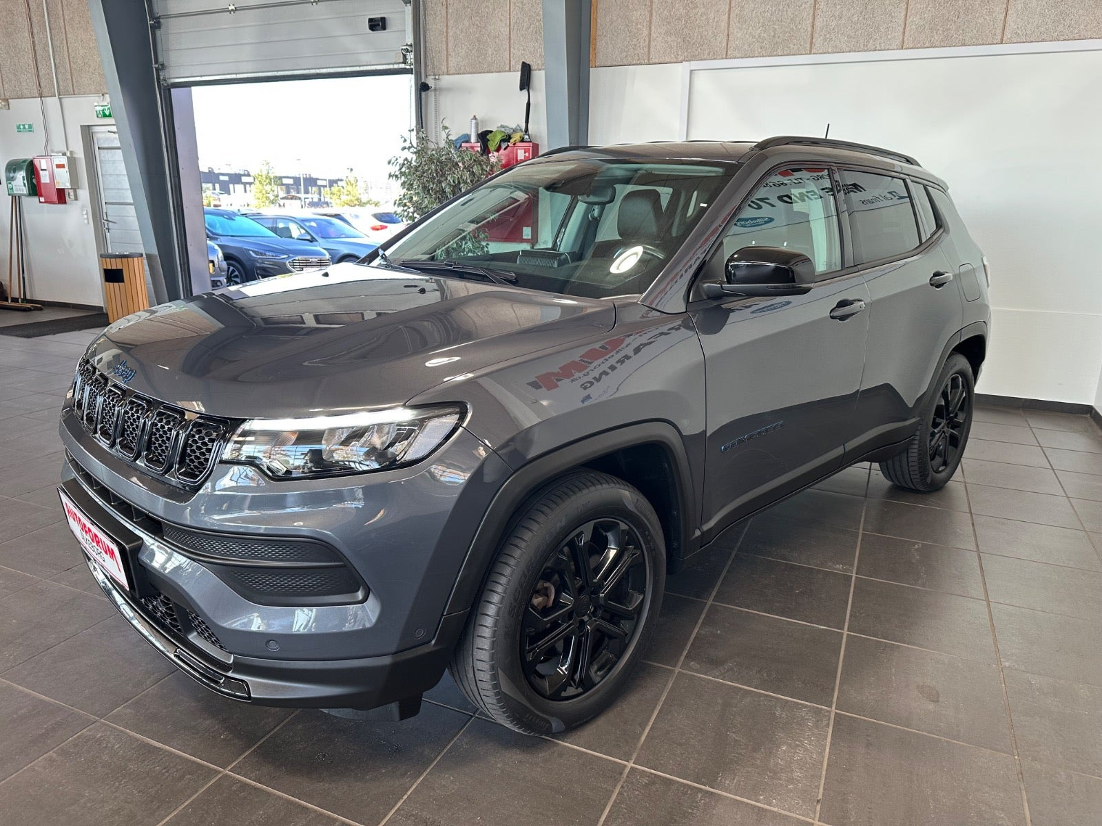 Grå Jeep Compass fra 2022