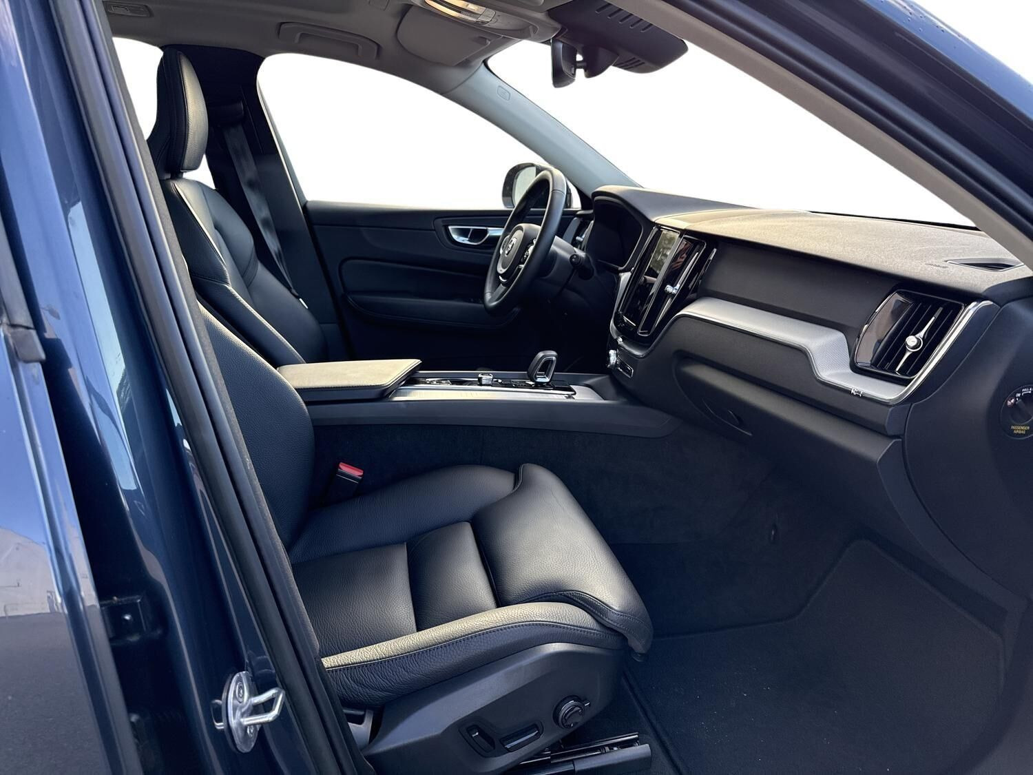 Blå Volvo XC60 fra 2023