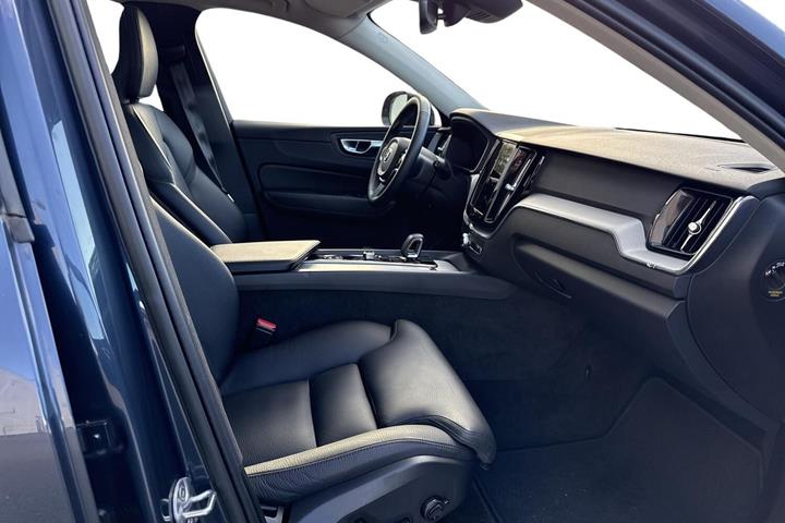 Blå Volvo XC60 fra 2023
