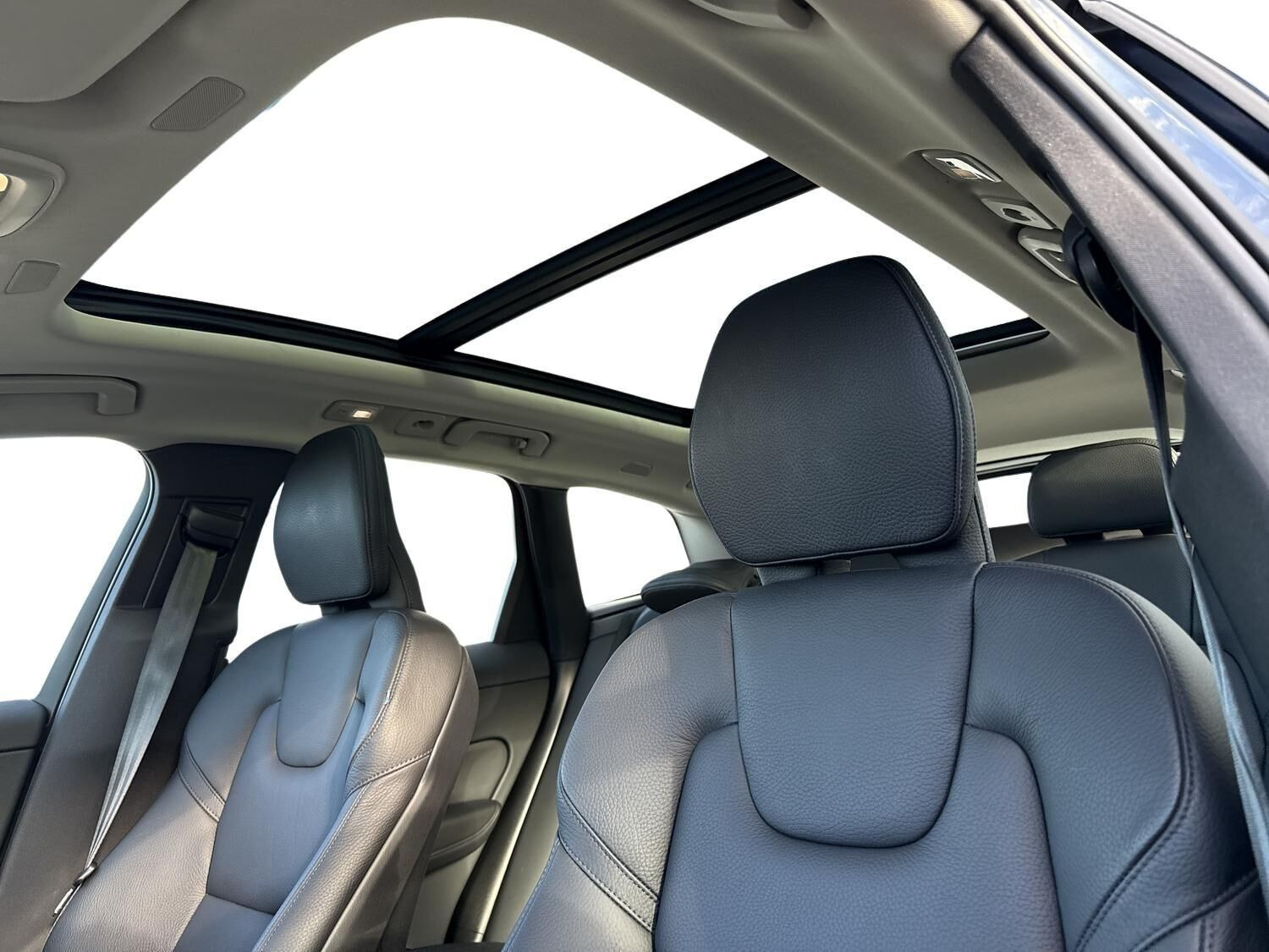 Blå Volvo XC60 fra 2023