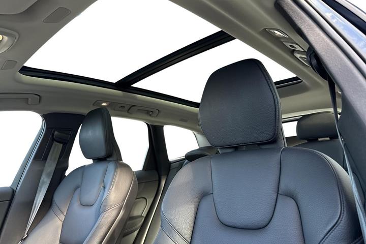 Blå Volvo XC60 fra 2023