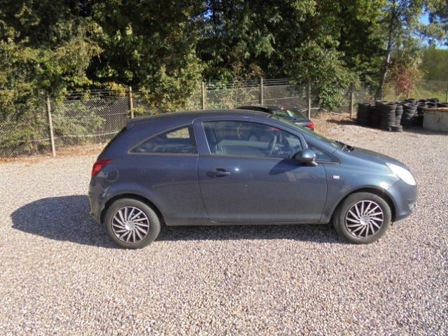 Grå Opel Corsa fra 2011