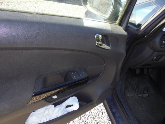 Grå Opel Corsa fra 2011