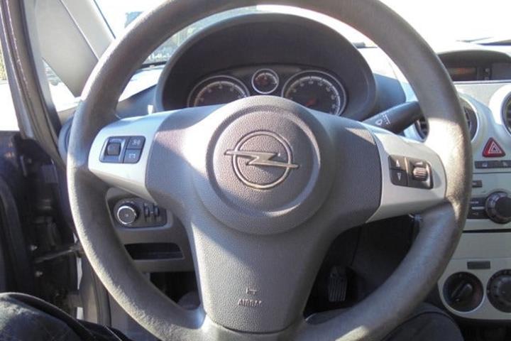 Grå Opel Corsa fra 2011