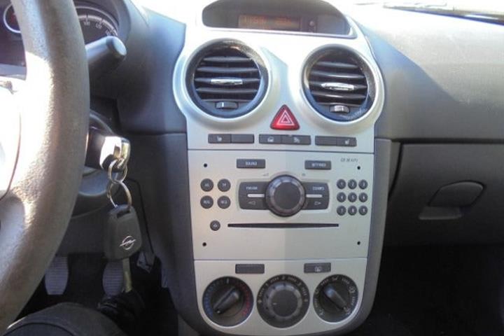 Grå Opel Corsa fra 2011