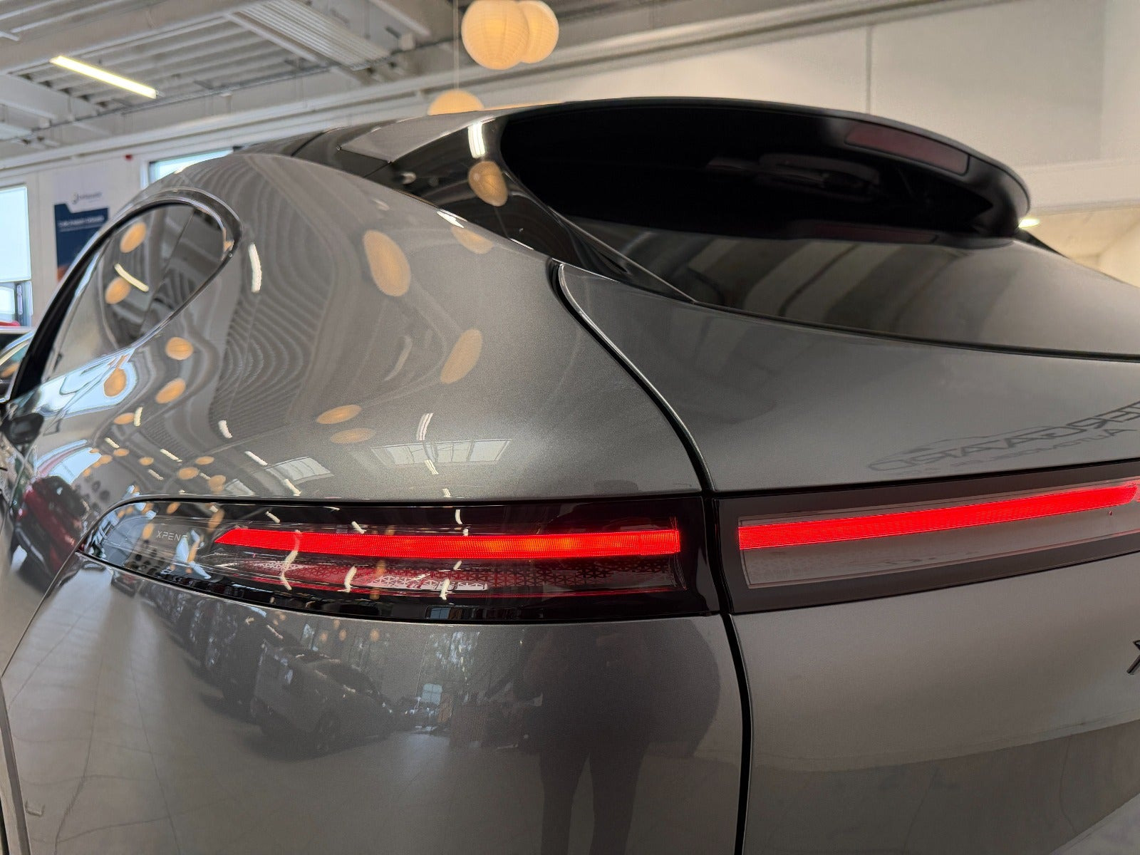 Grå Xpeng G6 fra 2025