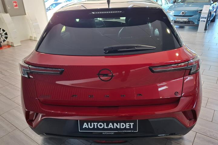 Rød Opel Mokka-e fra 2023
