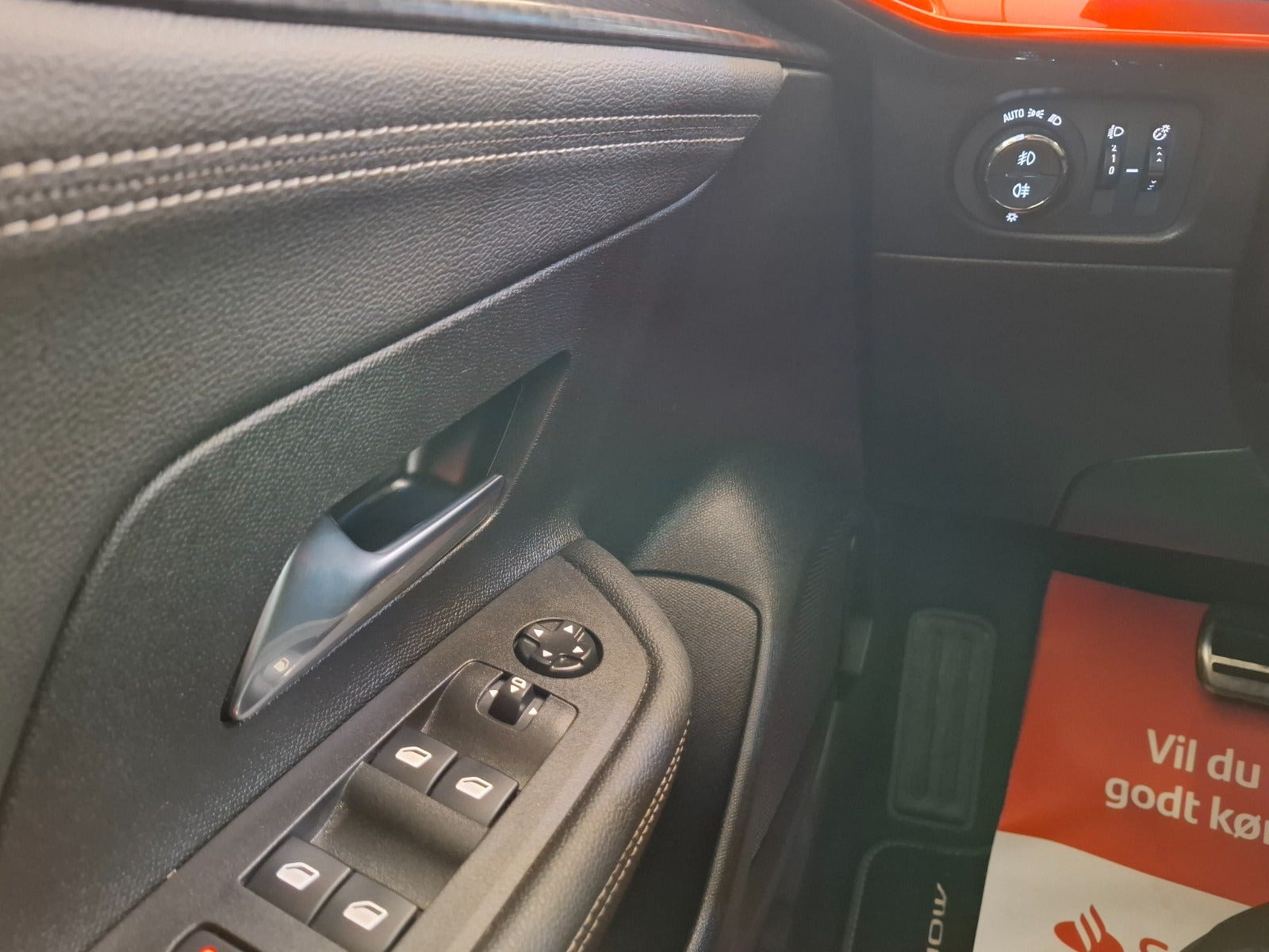Rød Opel Mokka-e fra 2023