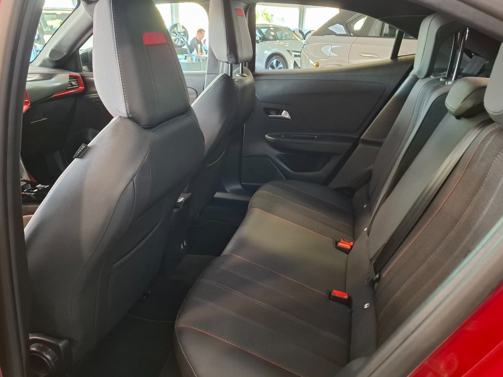 Rød Opel Mokka-e fra 2023