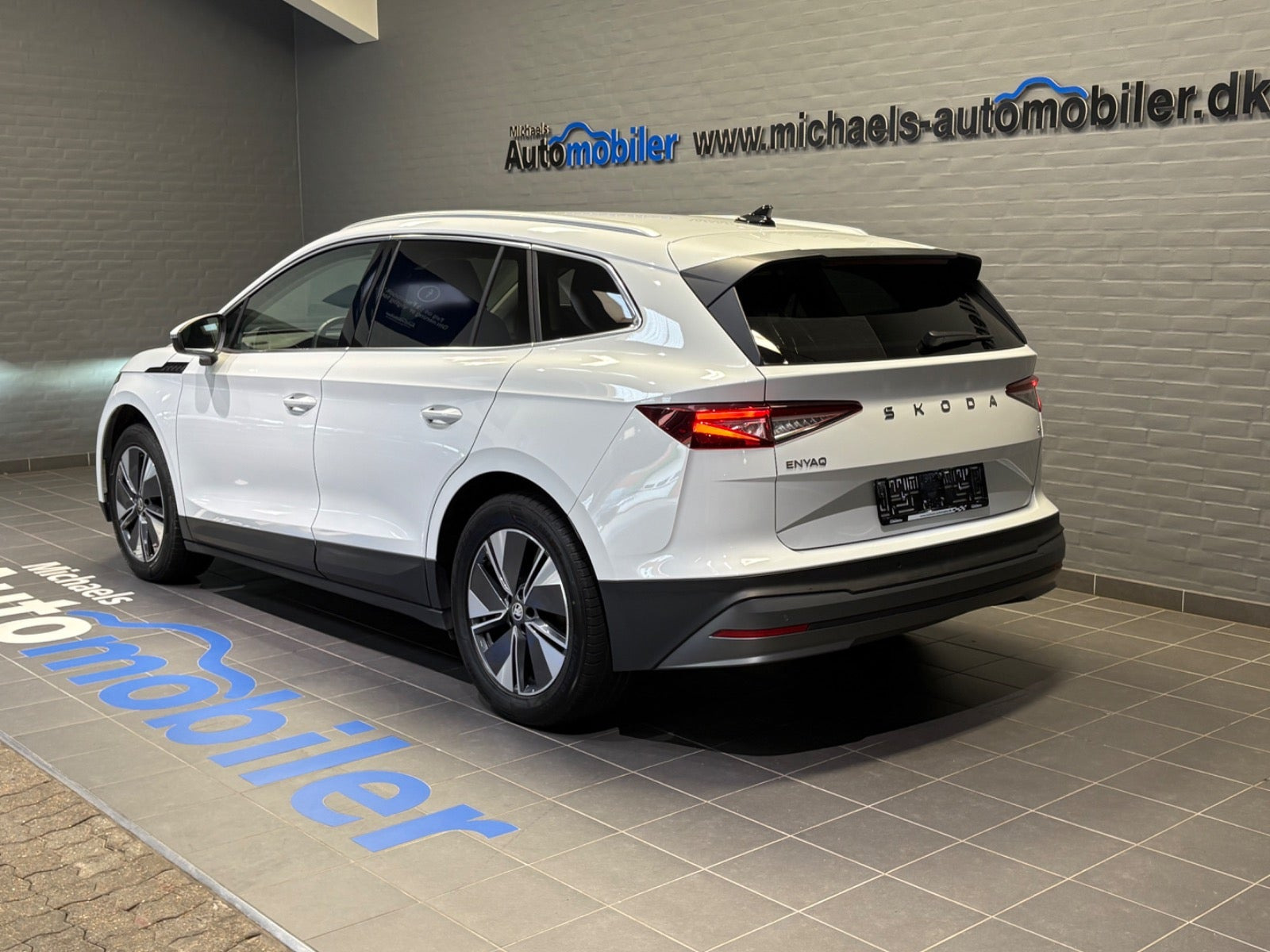 Hvid Skoda Enyaq fra 2025
