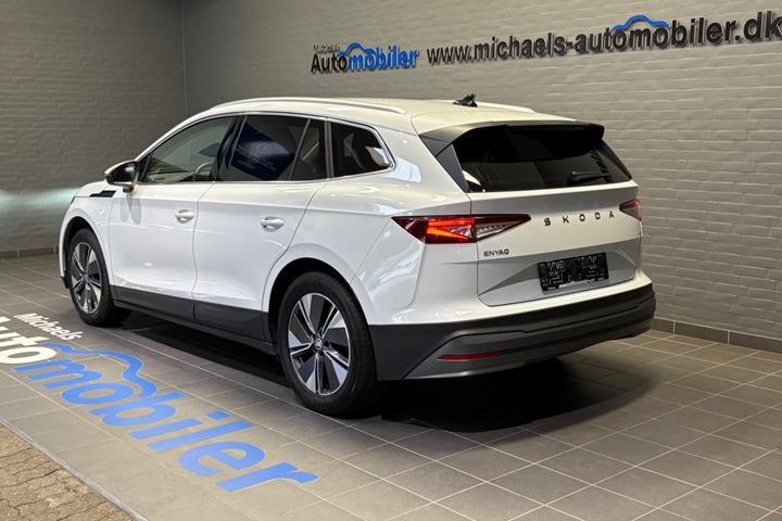 Hvid Skoda Enyaq fra 2025