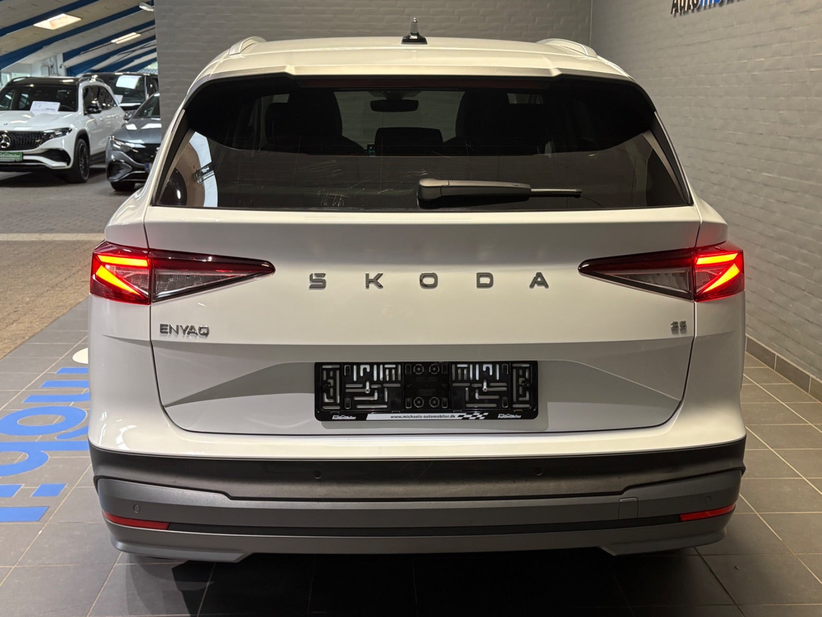 Hvid Skoda Enyaq fra 2025