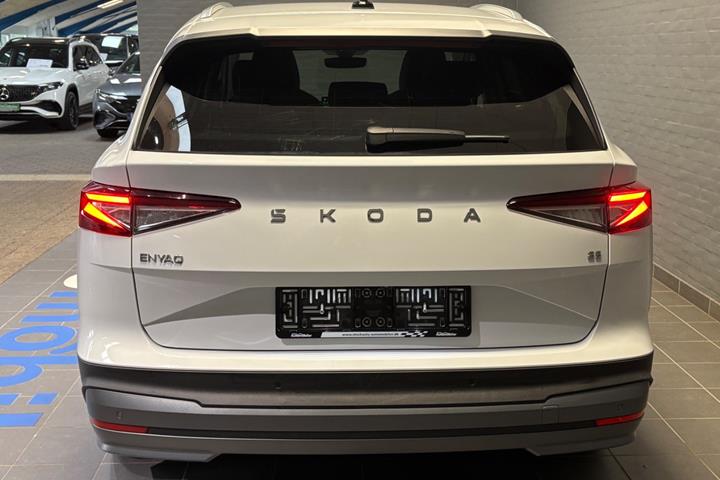 Hvid Skoda Enyaq fra 2025