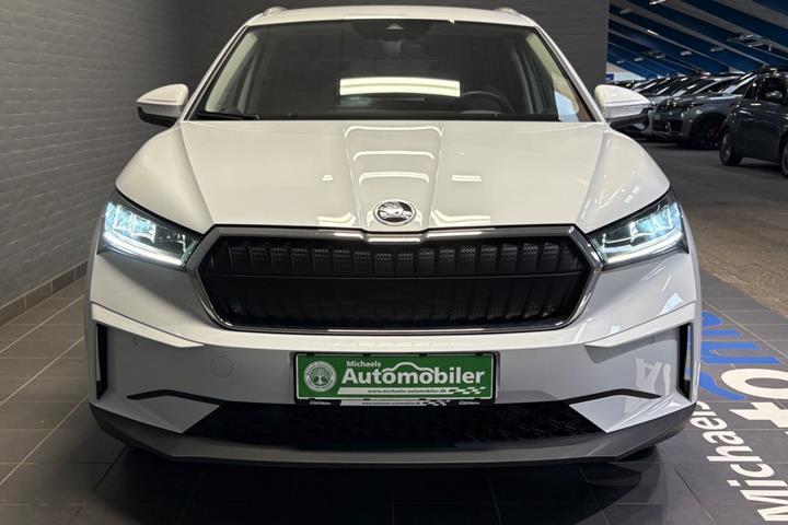 Hvid Skoda Enyaq fra 2025