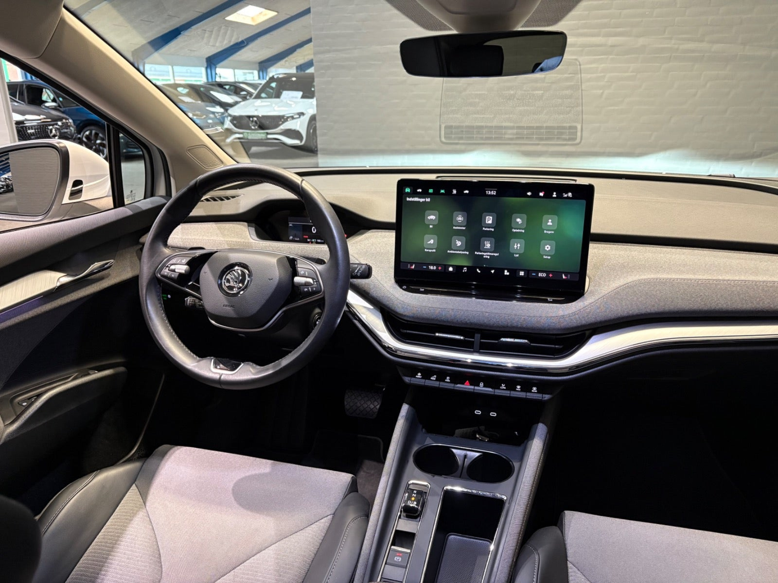 Hvid Skoda Enyaq fra 2025