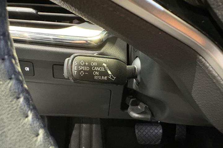 Hvid Skoda Enyaq fra 2025